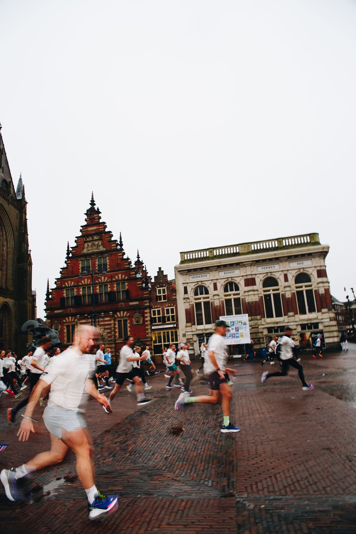 Deelnemers starten op de Grote Markt tijdens de run van 22 februari 2026