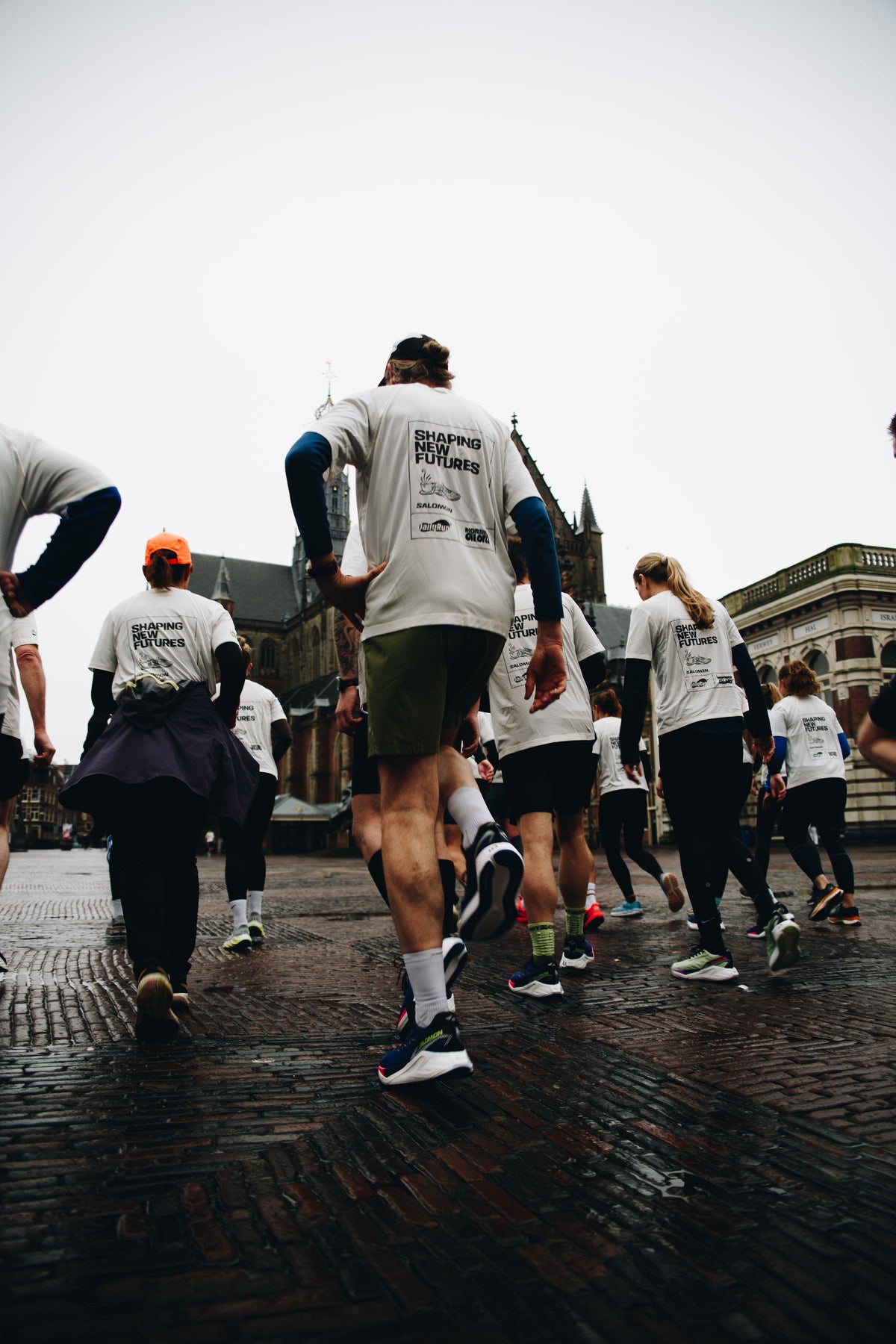 Deelnemers vertrekken vanaf de Grote Markt tijdens de social run