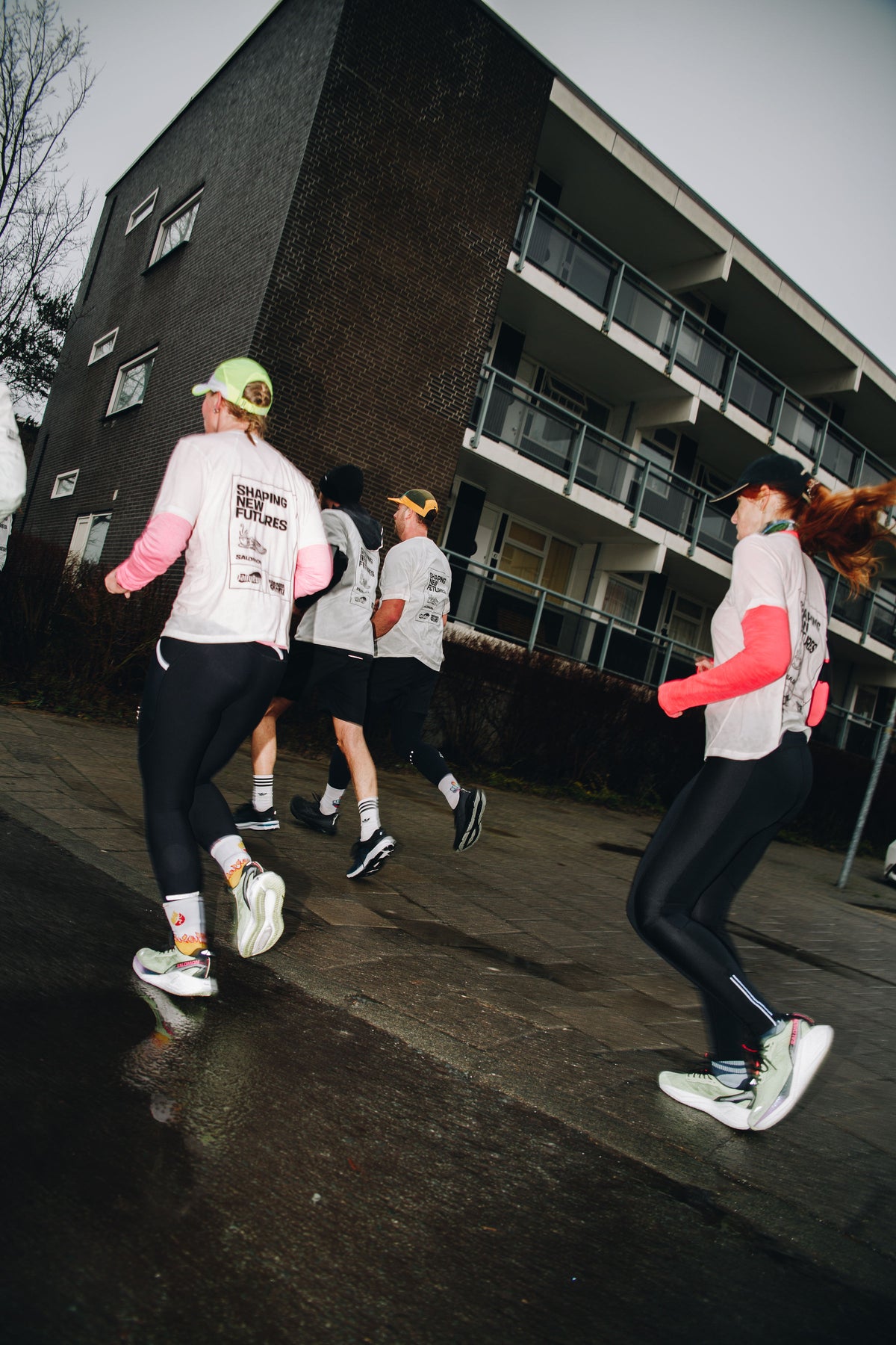 Deelnemers onderweg tijdens New Glory X DailyRun en Salomon