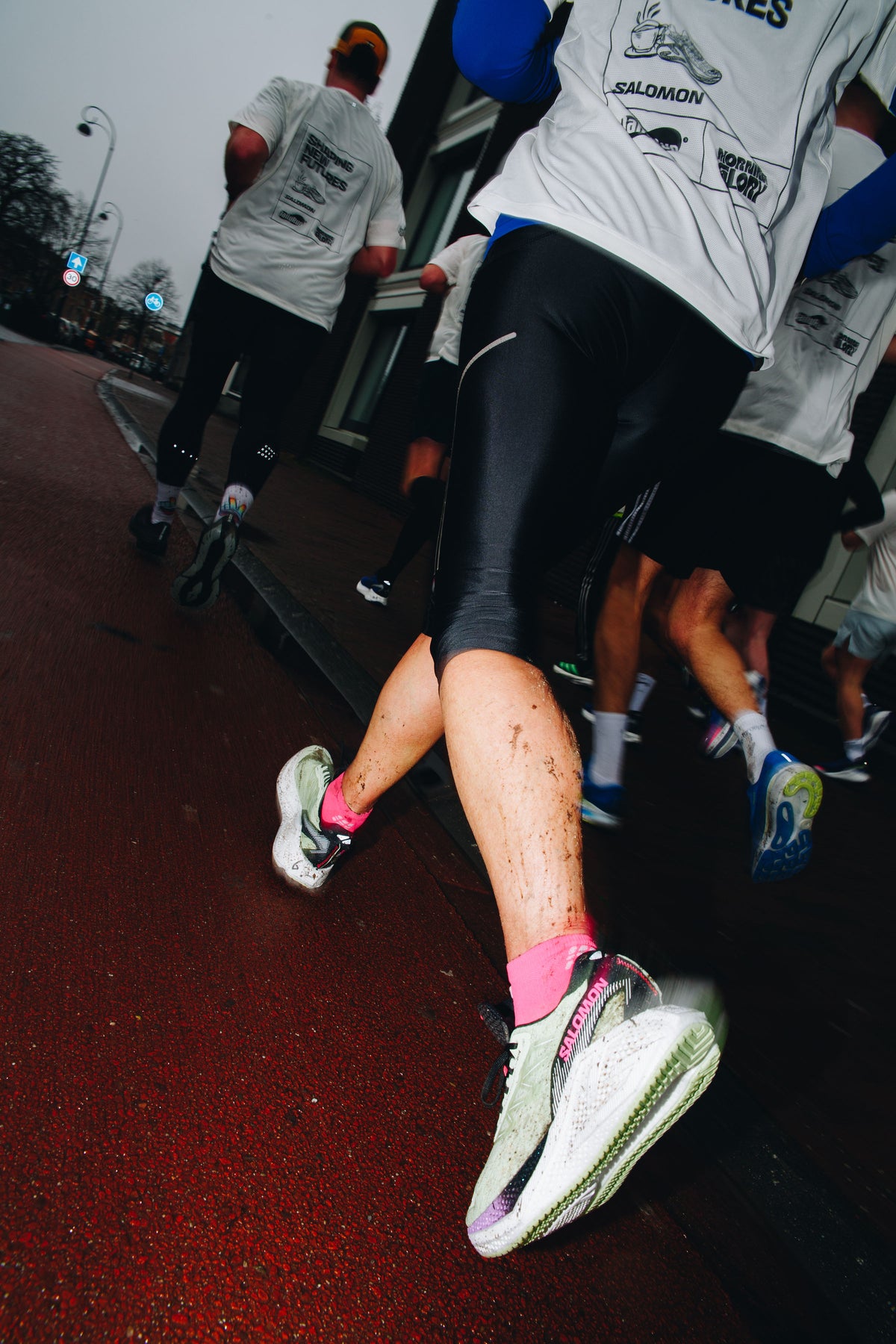 Actieshot van lopers tijdens New Glory X DailyRun en Salomon