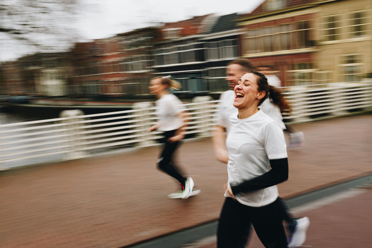 Lachende deelnemer tijdens de social run door Haarlem