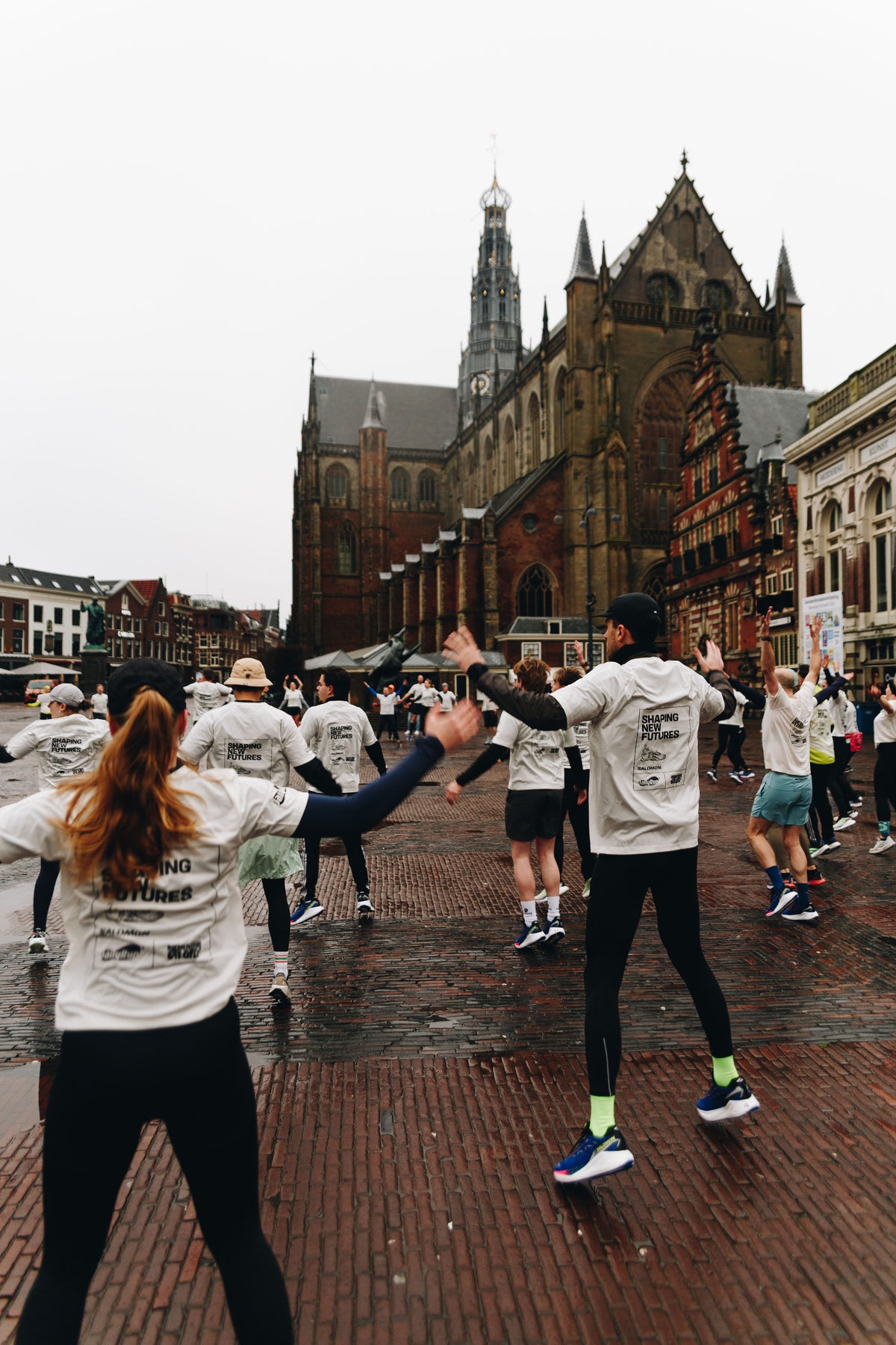 Warming-up op de Grote Markt tijdens New Glory X DailyRun en Salomon